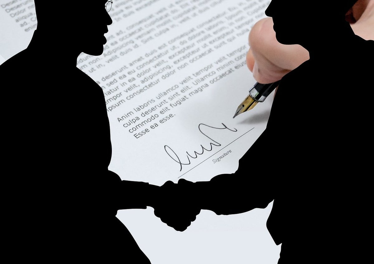 Quelles erreurs juridiques éviter lors de la rédaction de contrats ?
