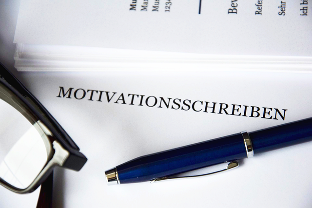 À l’attention ou à l’intention : que faut-il écrire dans la lettre de motivation en 2025 ?