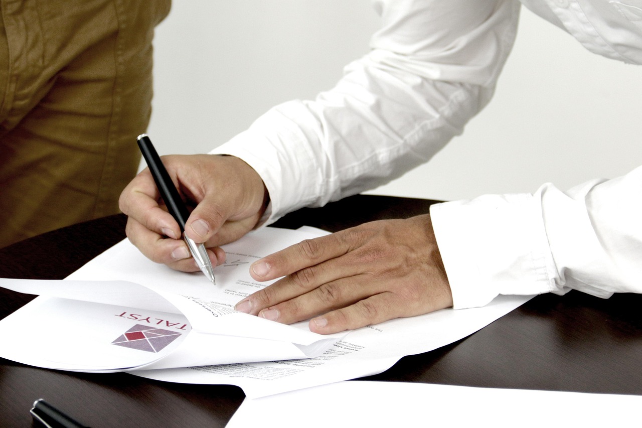 découvrez les erreurs courantes dans la rédaction des contrats et apprenez comment les éviter pour protéger vos intérêts juridiques.